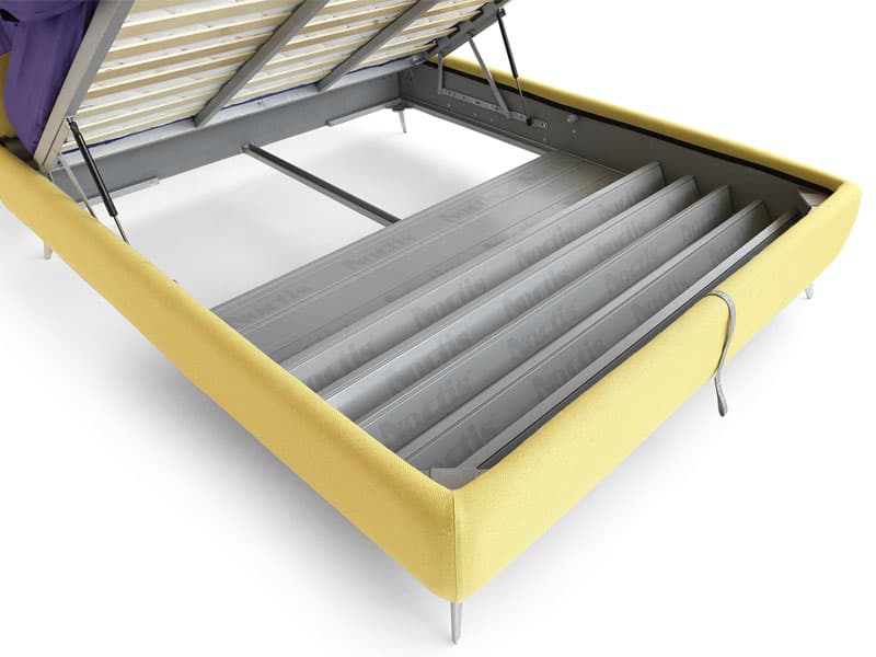 Dettaglio del letto Noctis Paco giallo aperto con sistema Folding Box, che mostra l'ampio vano contenitore e il fondo ergonomico brevettato.
